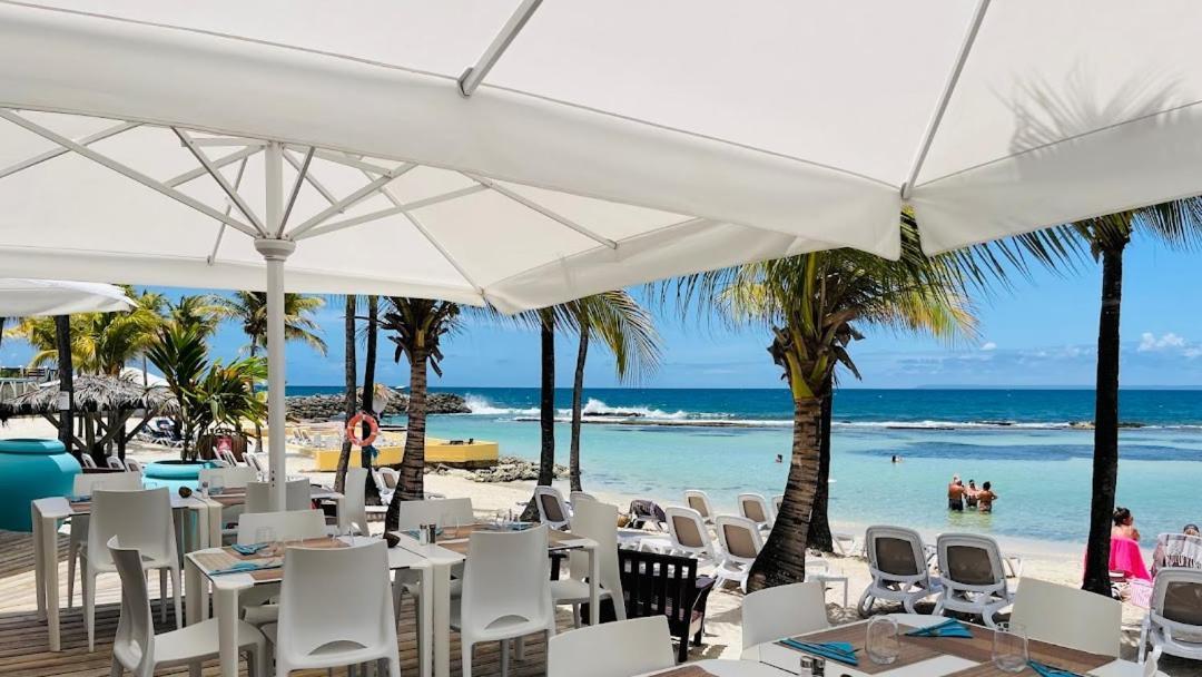 Tres Bel Appartement Avec Vue Mer, Acces Direct A La Plage Et Piscine Surveillee Сен-Франсуа Екстер'єр фото